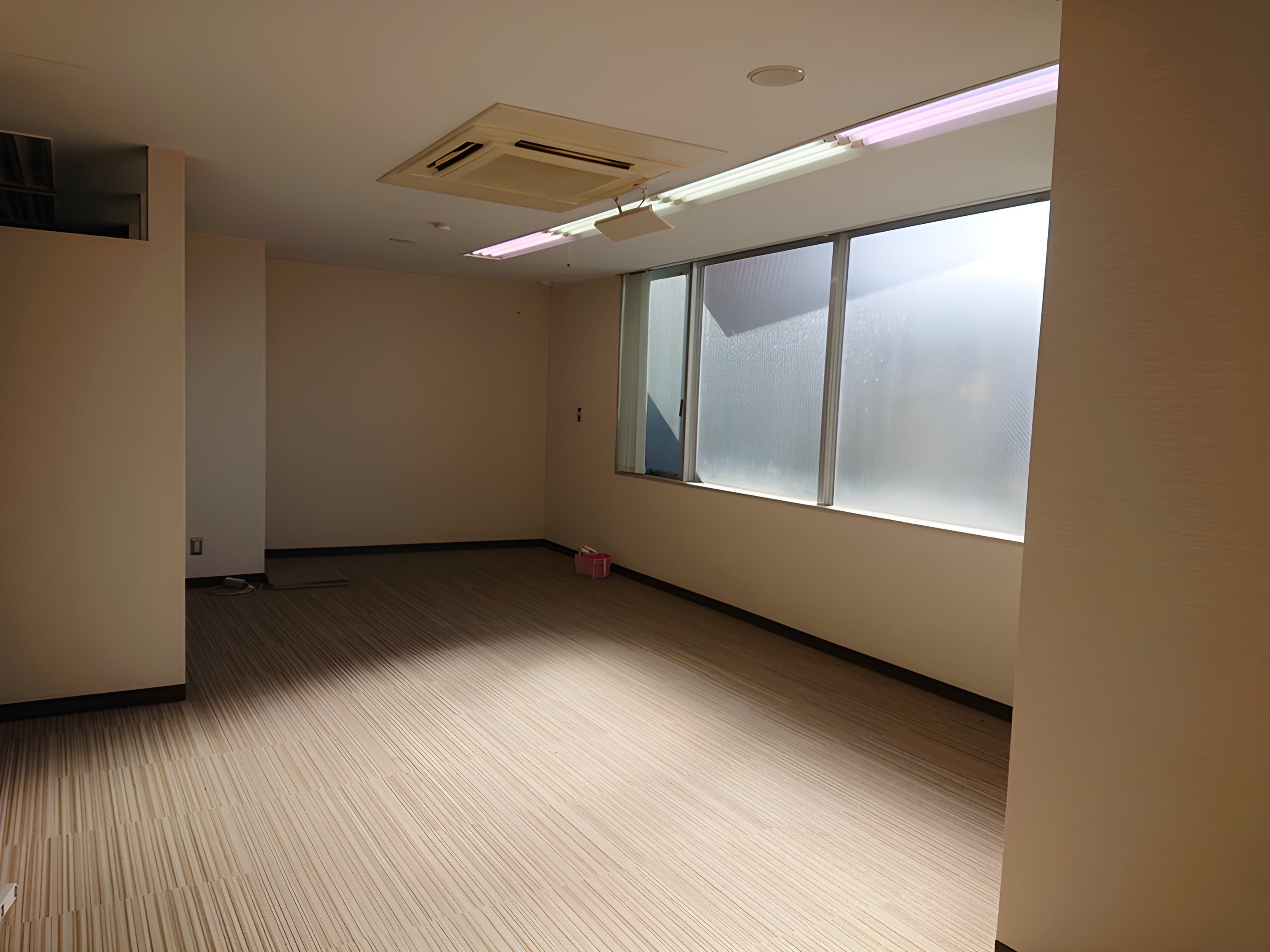 スタッフハウスビル 4F