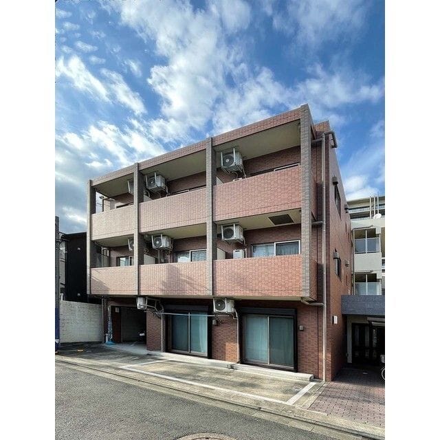 サリーレ・タカハタの写真