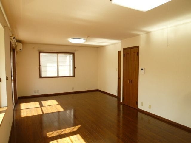 東山タウンハウスD棟 42万円/なし/なし