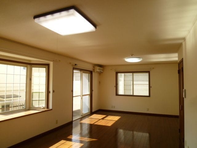 東山タウンハウスD棟 42万円/なし/なし